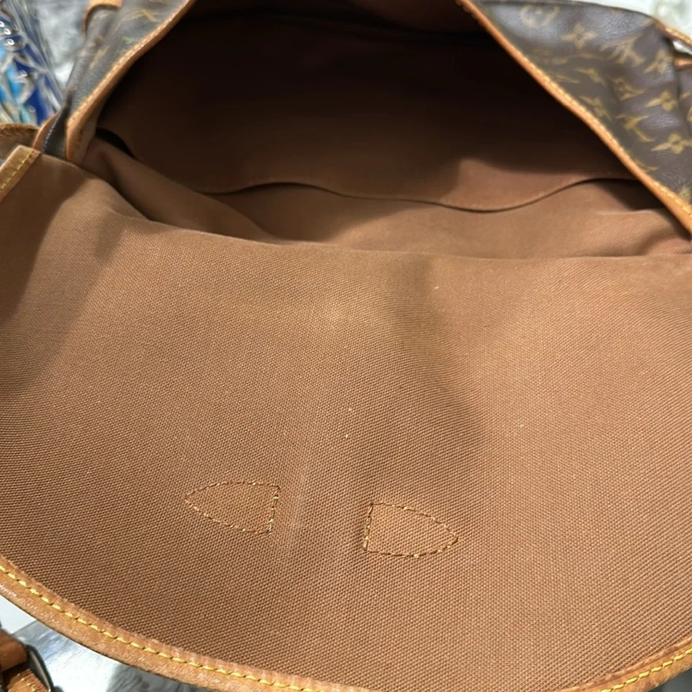Louis Vuitton Saurmur Crossbody - Picture 4 of 16